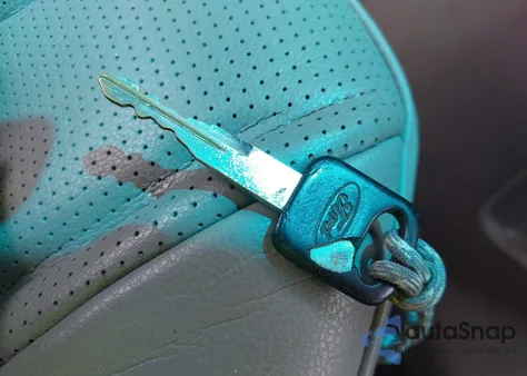 2000 Ford E-150 Commercial/Recreational from USA, damaged, VIN 1FTRE1428YHB66077